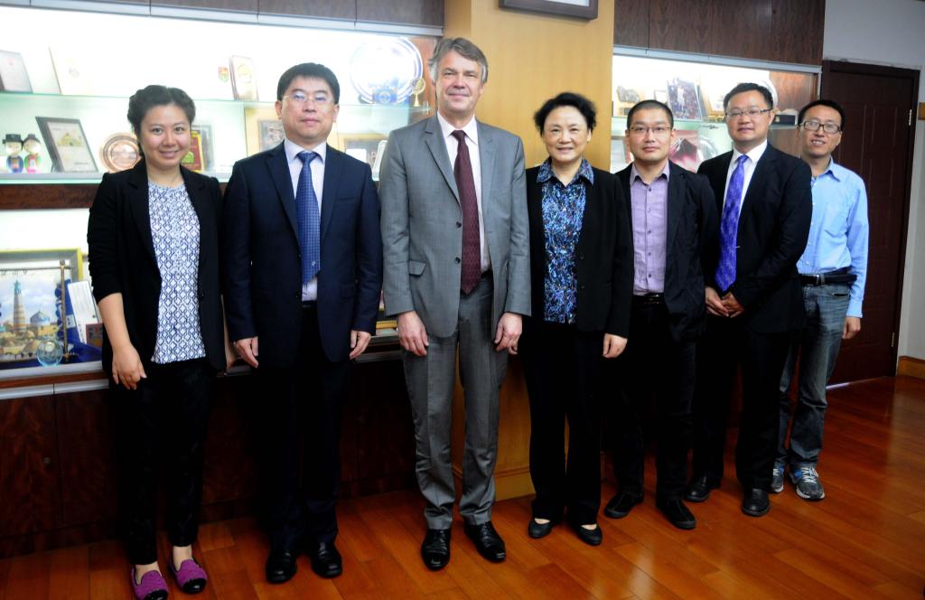 F6AEE2D8350741776F762552912_B6480379_14469.jpg?e= F6AEE2D8350741776F762552912_B6480379_14469.jpg?e=